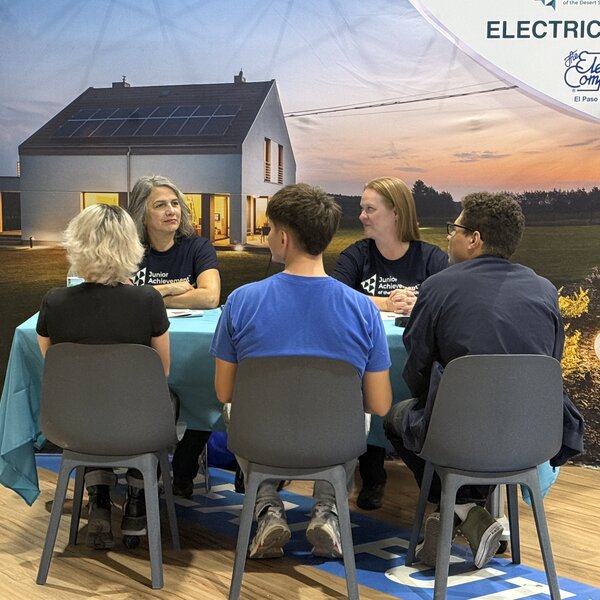 El Paso Electric Volunteers working with students